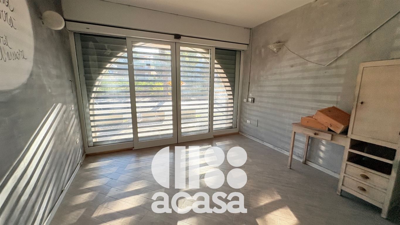 Stabile uso negozio, studio, uffici