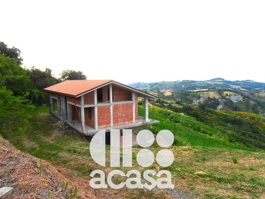 CASA COLONICA CON 4 ETTARI DI TERRENO