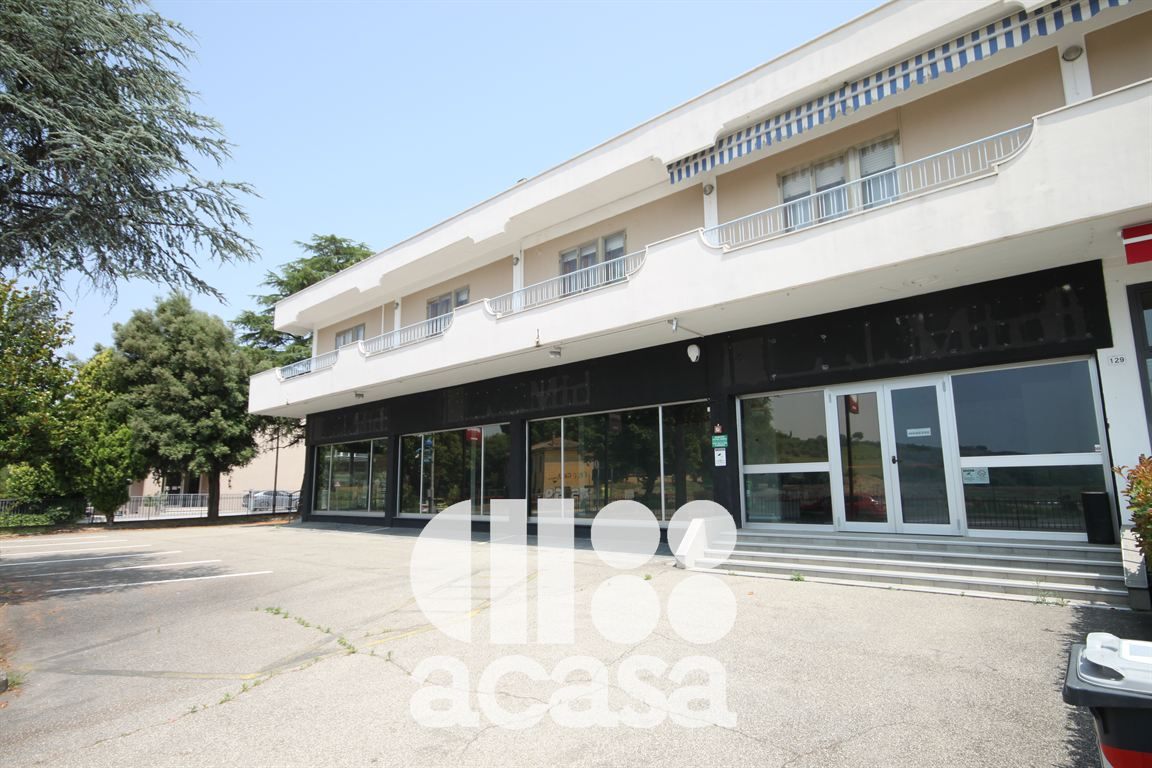LOCALE COMMERCIALE DI 600 MQ CON PARCHEGGIO PRIVATO FRONTE VIA EMILIA