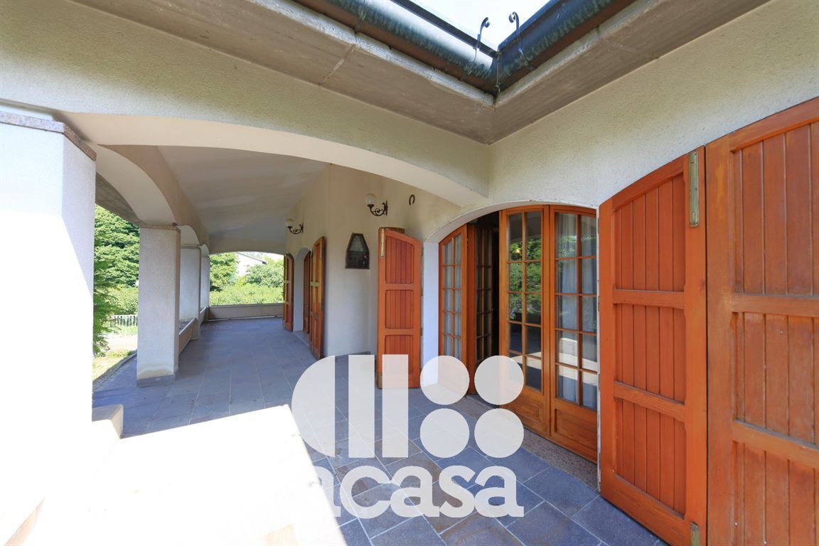 Villa con ampio giardino in zona silenziosa