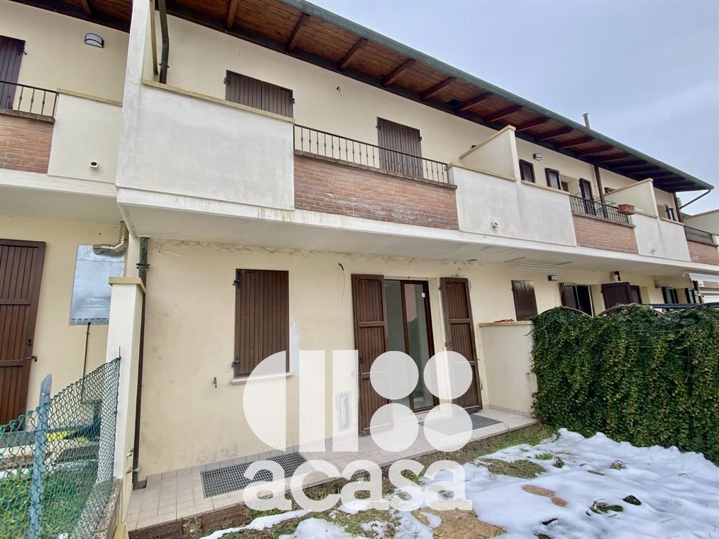 VILLA A SCHIERA CENTRALE