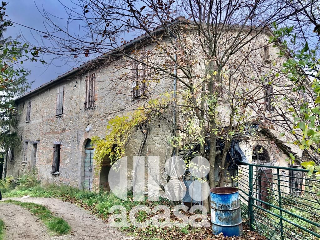 RUSTICO CON 32 ETTARI DI TERRENO