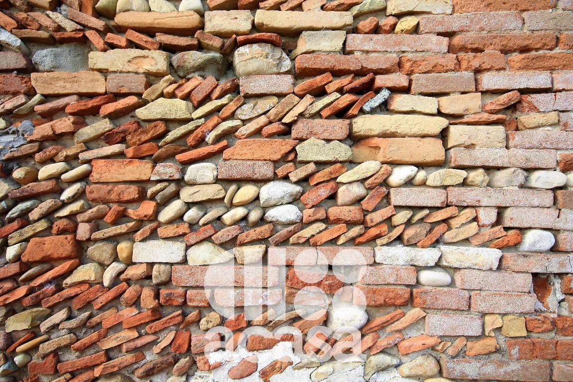 RUSTICO CON DUE UNITA' IMMOBILIARI DA RISTRUTTURARE